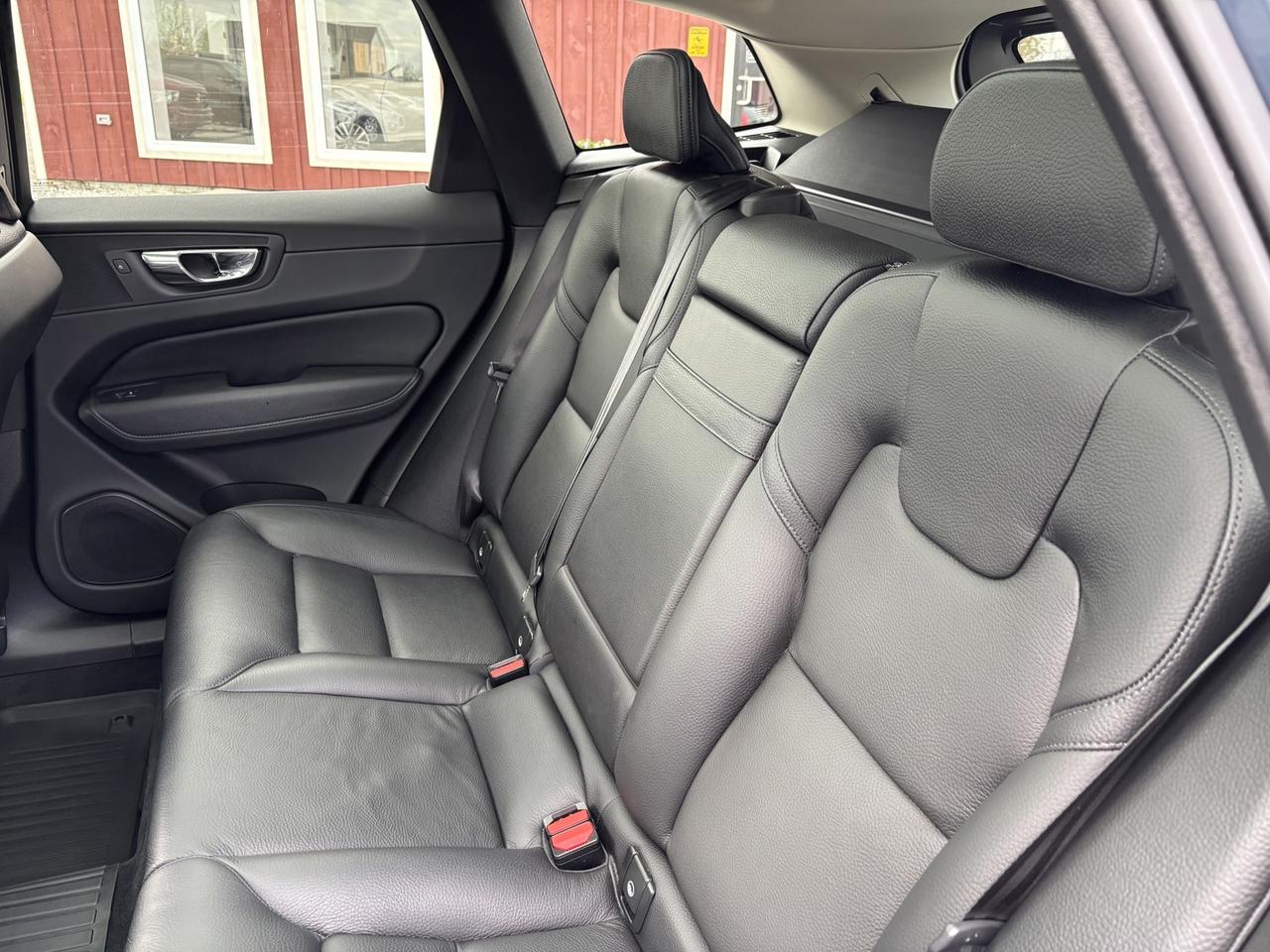 2019 Volvo XC60 Momentum ~LEATHER~CLEAR CARFAX~PANO ROOF~ Photo