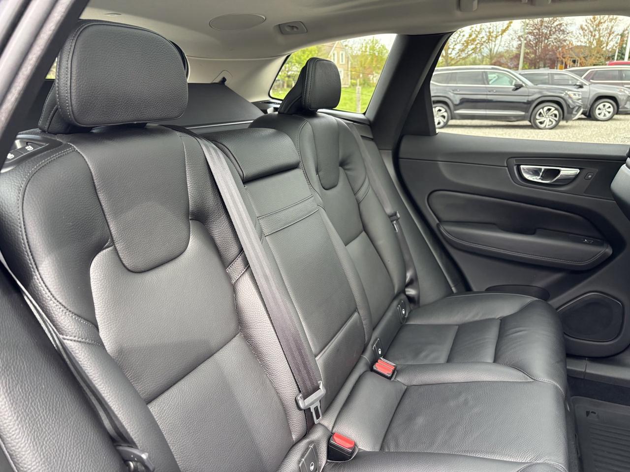 2019 Volvo XC60 Momentum ~LEATHER~CLEAR CARFAX~PANO ROOF~ Photo