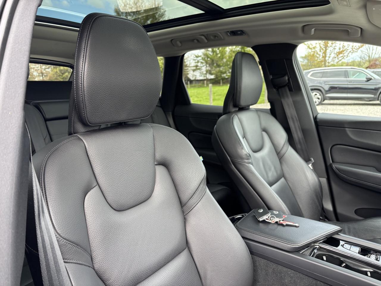 2019 Volvo XC60 Momentum ~LEATHER~CLEAR CARFAX~PANO ROOF~ Photo