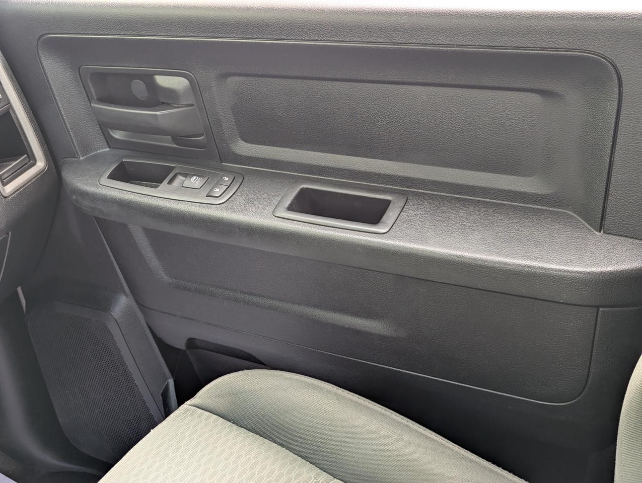 2015 RAM 2500 4X4/CrewCab/8FootBed/MAXILIFT/TommyGate Photo