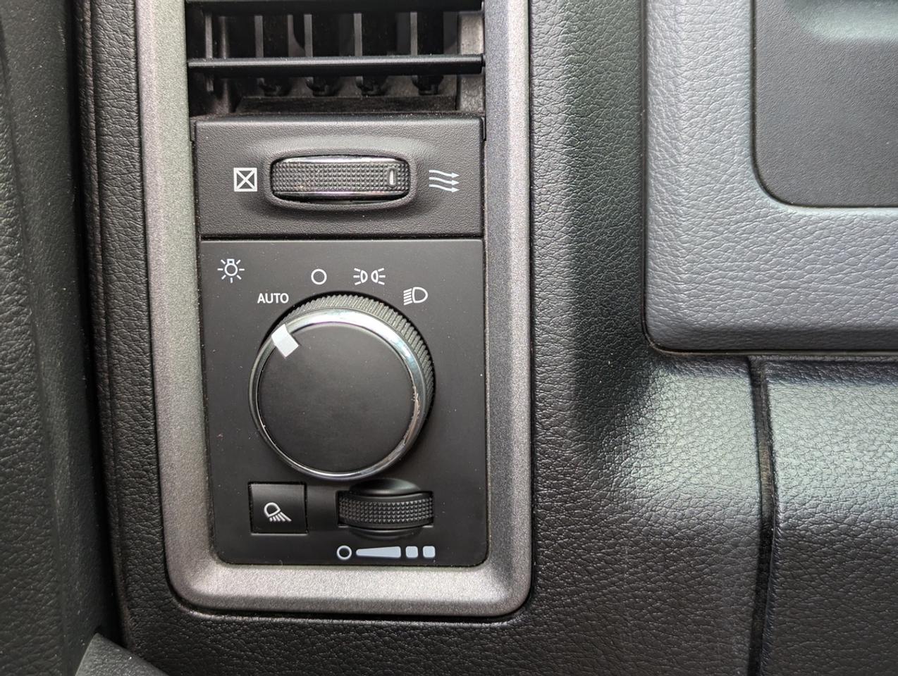 2015 RAM 2500 4X4/CrewCab/8FootBed/MAXILIFT/TommyGate Photo