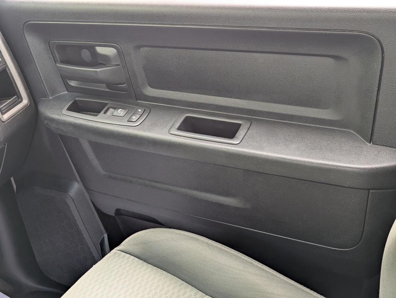 2015 RAM 2500 4X4/CrewCab/8FootBed/MAXILIFT/TommyGate Photo