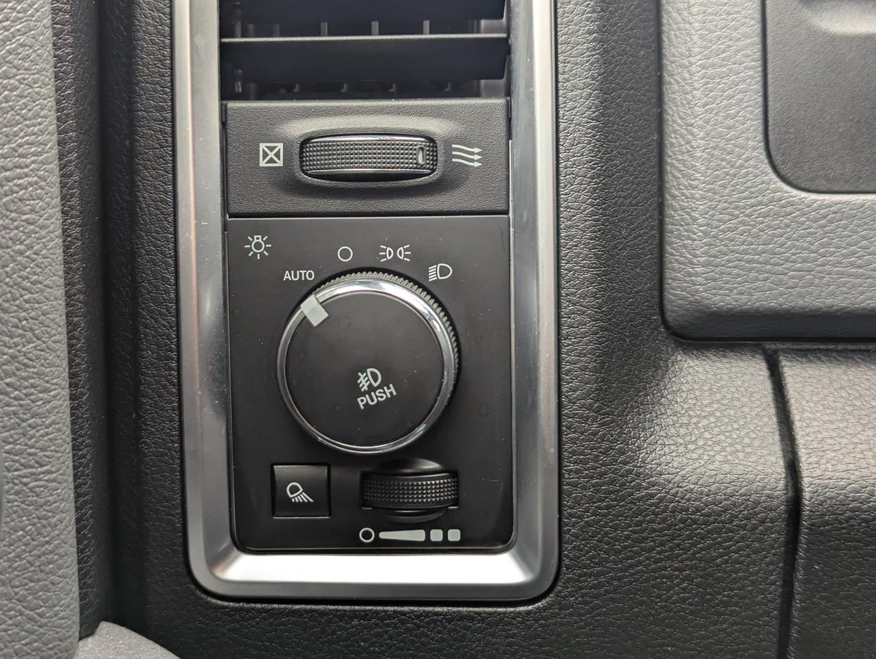 2016 RAM 2500 4WD Crew Cab 169  SLT/Nav/8FootBox/HeatedSeats Photo