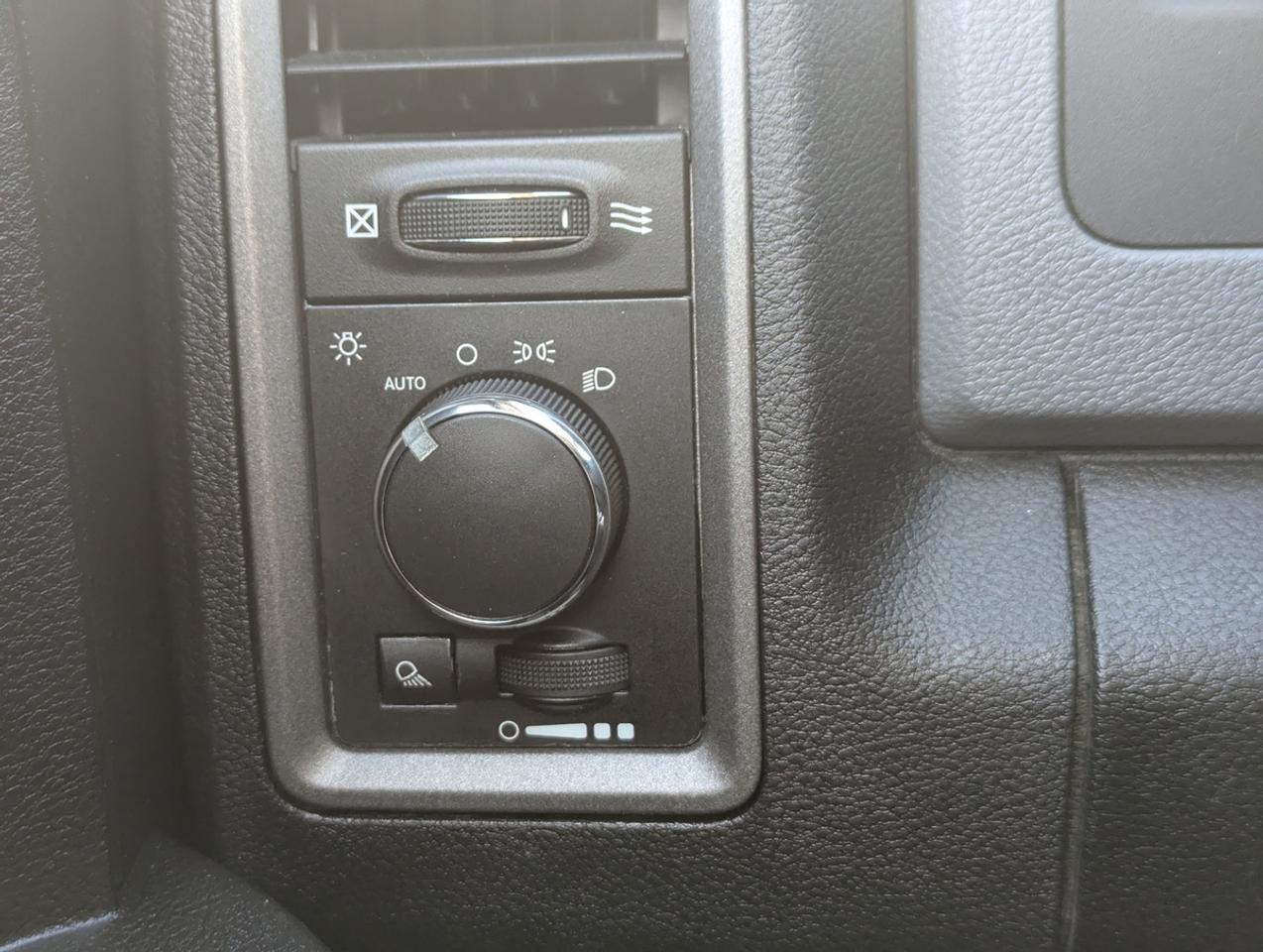 2013 RAM 1500 CrewCab/5.7HEMI/20"Rims/Only108,000KMS Photo