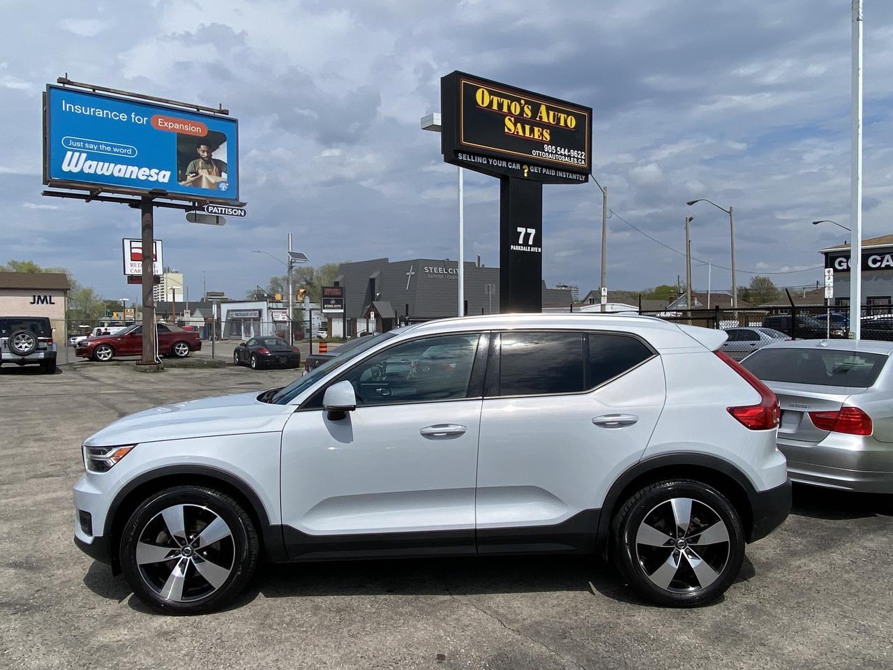 2020 Volvo XC40 T5 AWD Momentum Photo