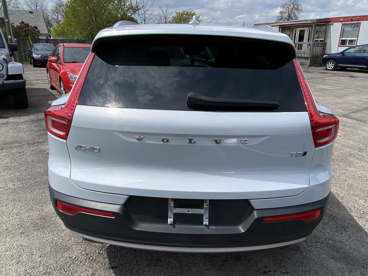2020 Volvo XC40 T5 AWD Momentum Photo