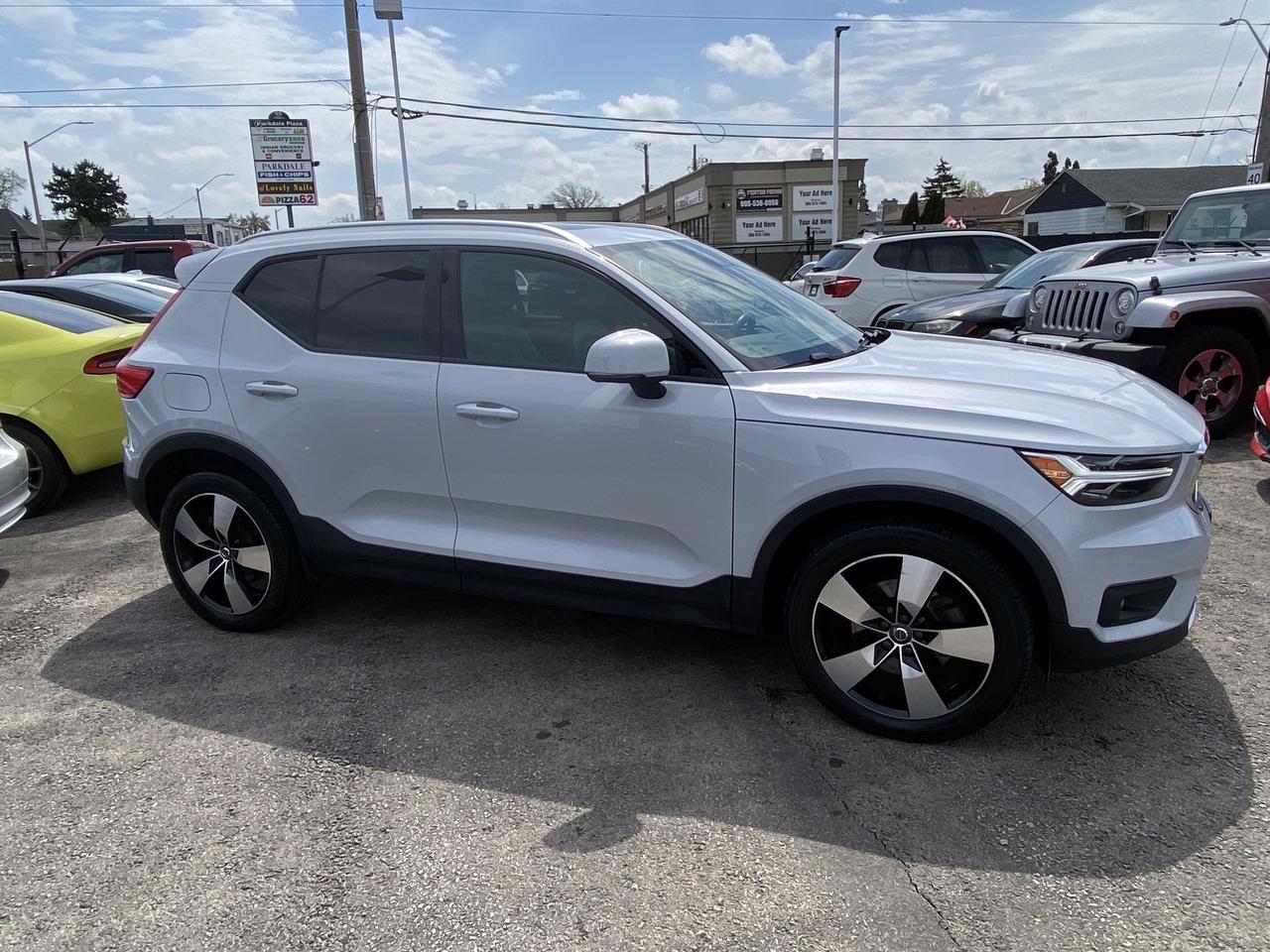 2020 Volvo XC40 T5 AWD Momentum Photo