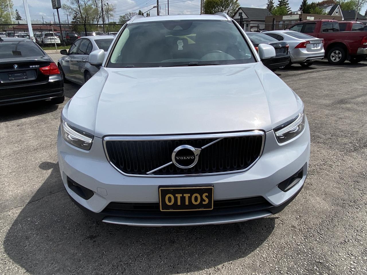 2020 Volvo XC40 T5 AWD Momentum Photo2