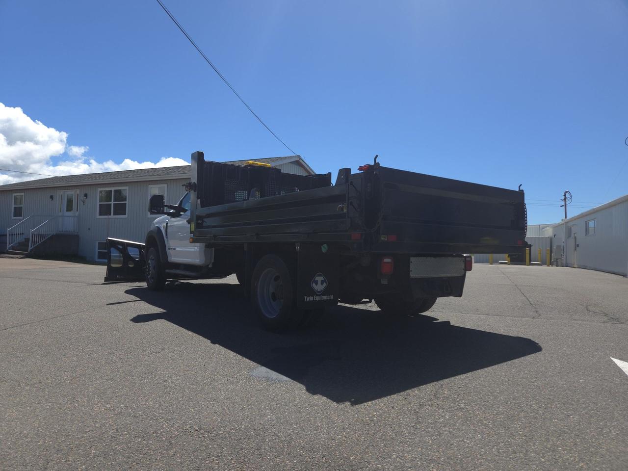 2020 Ford F-550 SUPE XL 4WD W/STEEL DUMP BODY Photo3