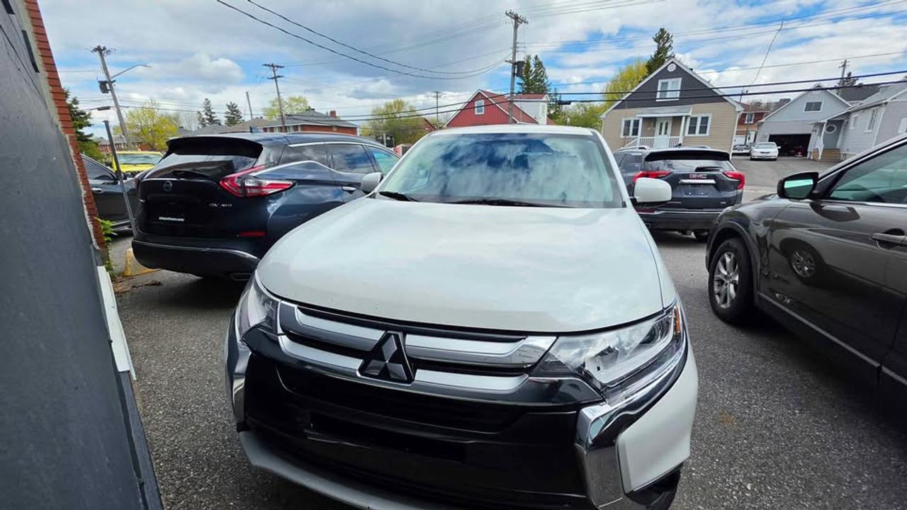 2016 Mitsubishi Outlander ES AWD Photo