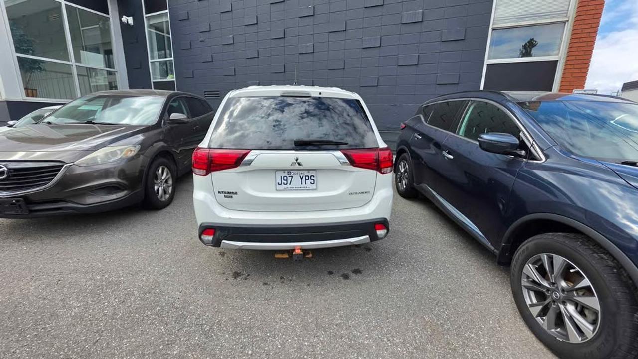 2016 Mitsubishi Outlander ES AWD Photo