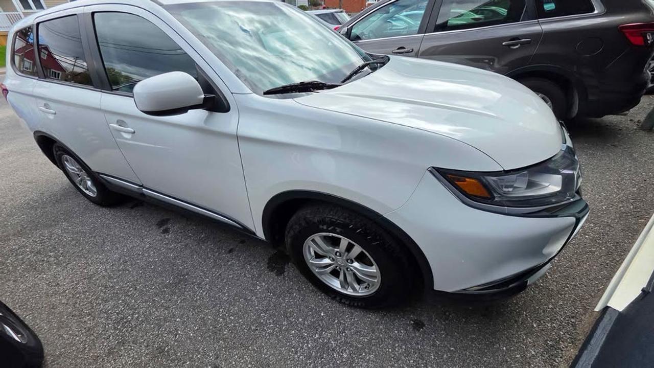 2016 Mitsubishi Outlander ES AWD Photo