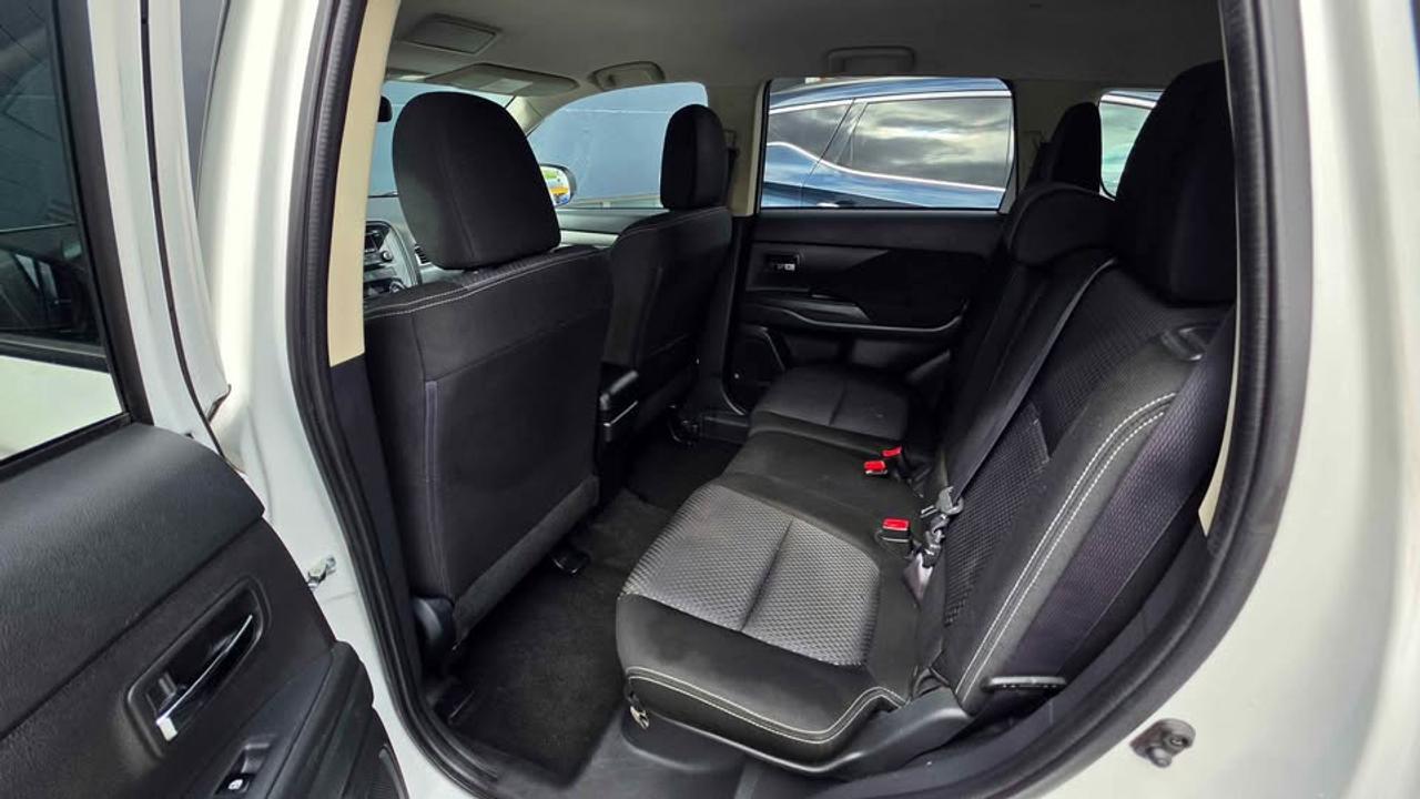 2016 Mitsubishi Outlander ES AWD Photo