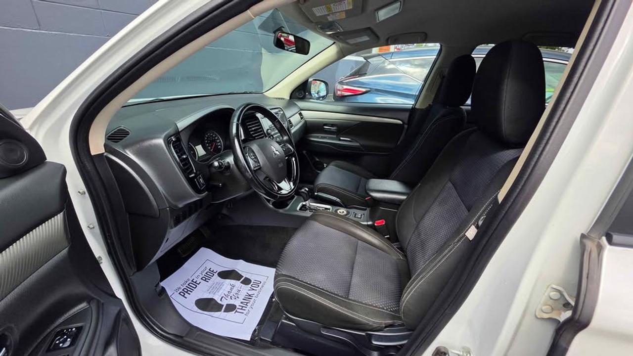 2016 Mitsubishi Outlander ES AWD Photo