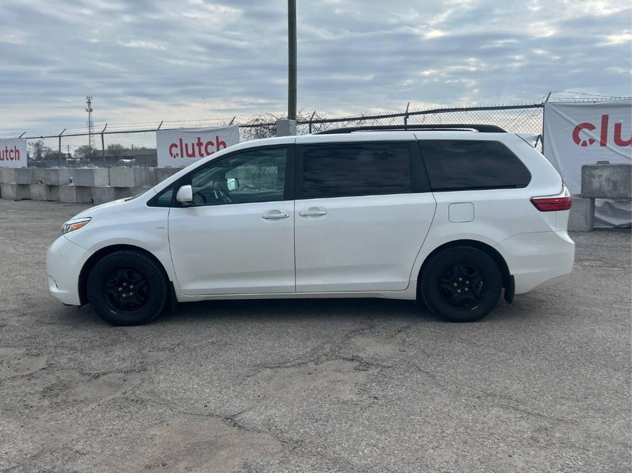 2016 Toyota Sienna XLE AWD 7-Passenger V6 - LTHR! NAV! BACK-UP CAM! B Photo3