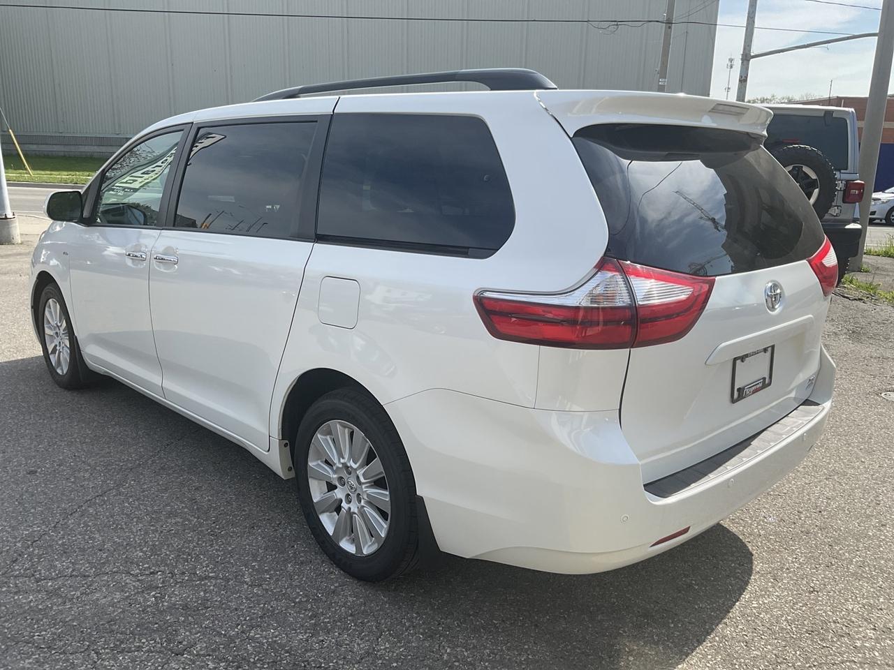 2016 Toyota Sienna XLE AWD 7-Passenger V6 - LTHR! NAV! BACK-UP CAM! B Photo4