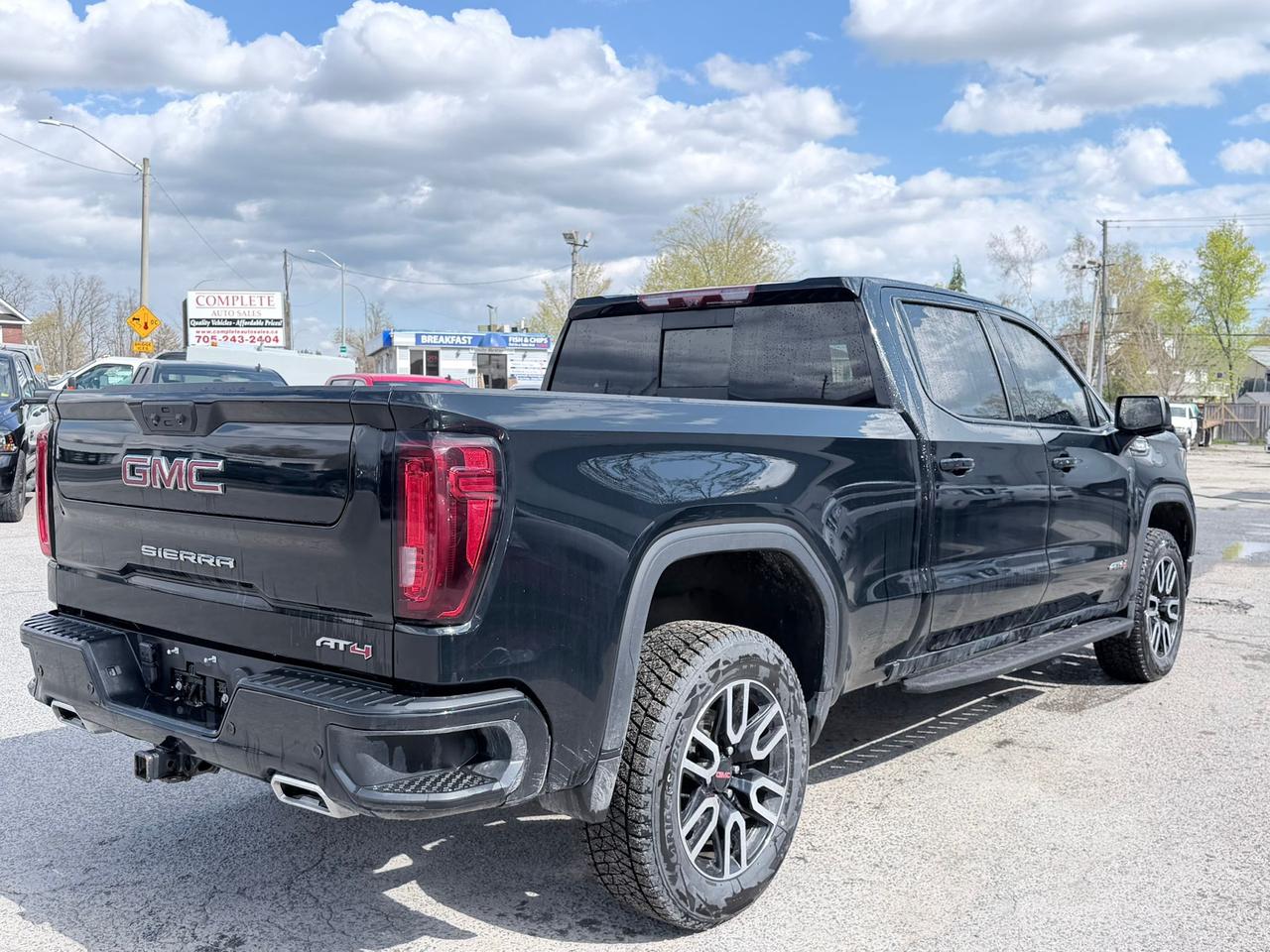 2022 GMC Sierra 1500 AT4 CREW CAB 4WD Photo