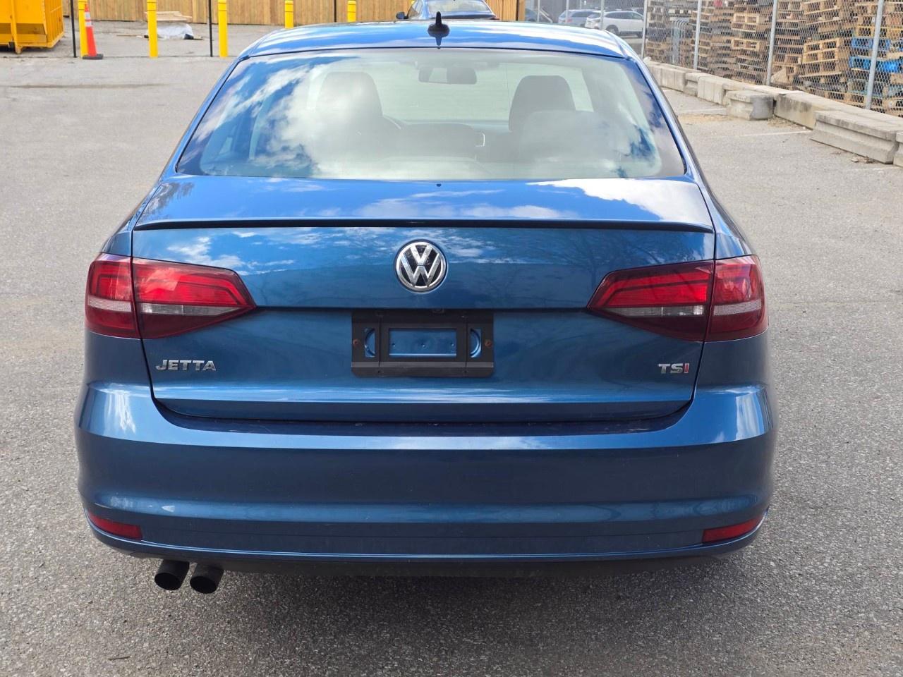 2017 Volkswagen Jetta Sedan 4dr 1.4 TSI Auto Wolfsburg Edition Photo3