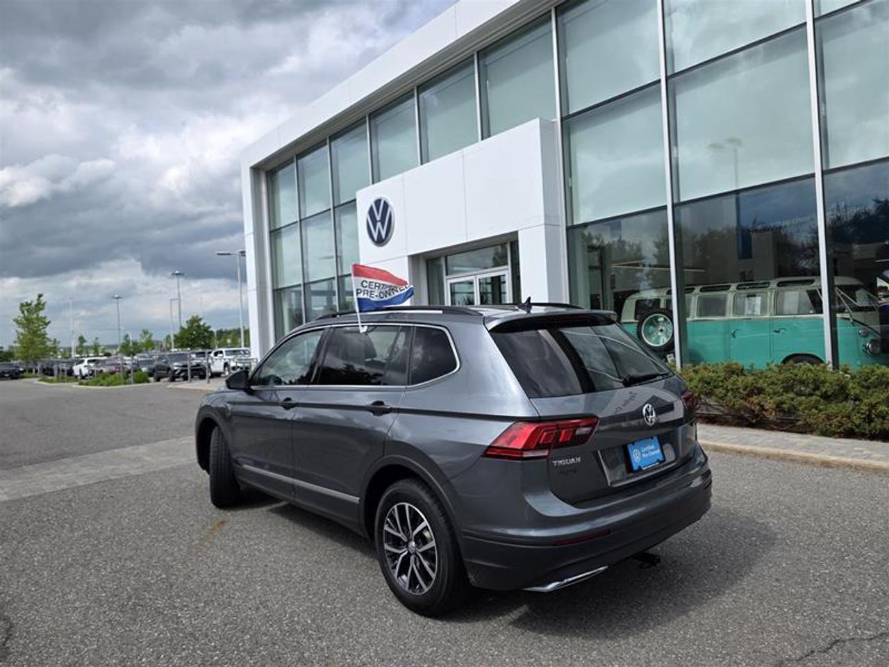 2021 Volkswagen Tiguan Comfortline 2.0T 8sp at w/Tip 4M One-Owner Photo2