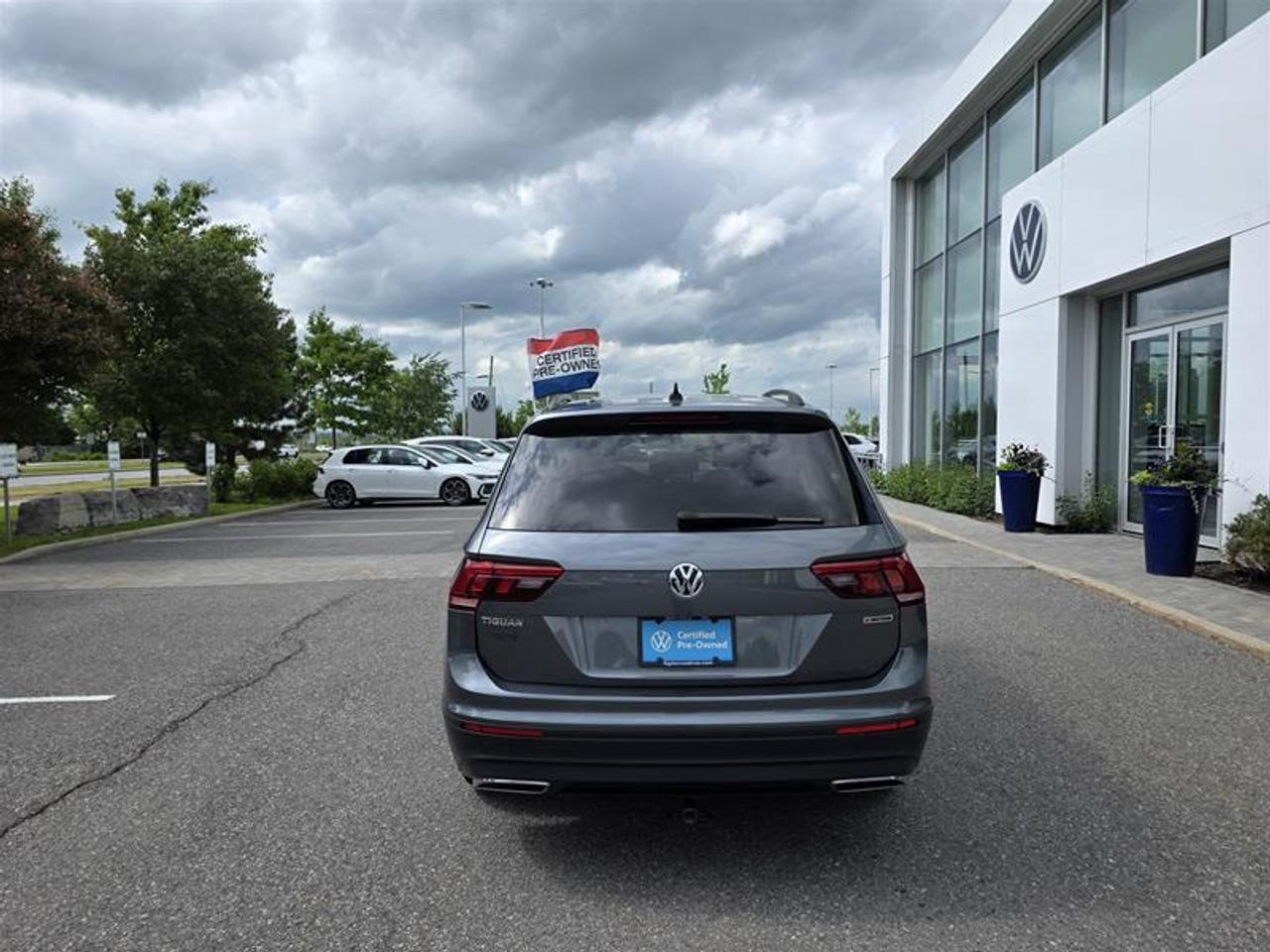 2021 Volkswagen Tiguan Comfortline 2.0T 8sp at w/Tip 4M One-Owner Photo3