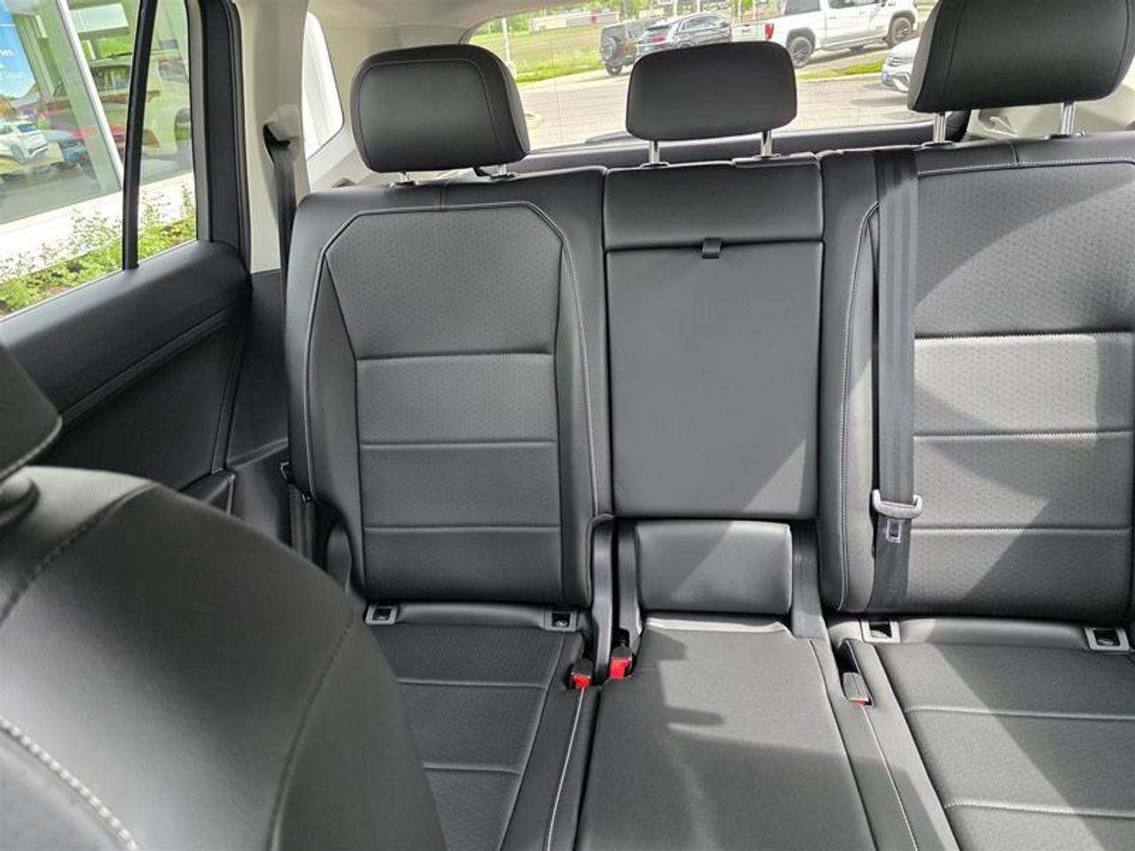 2021 Volkswagen Tiguan Comfortline 2.0T 8sp at w/Tip 4M One-Owner Photo