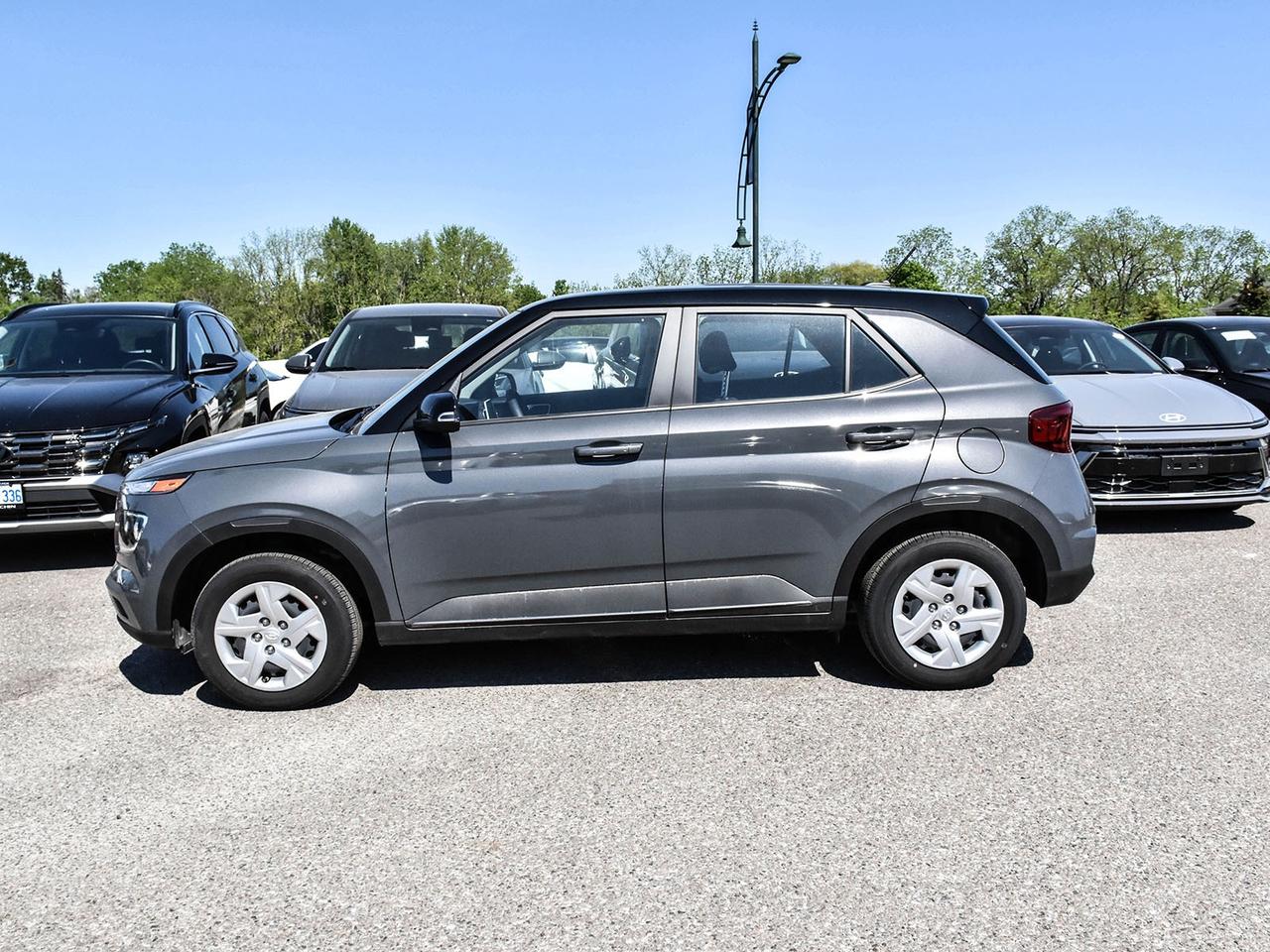 2025 Hyundai Venue Essential IVT w/Two-Tone demo used Photo