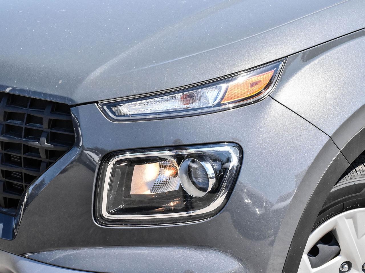 2025 Hyundai Venue Essential IVT w/Two-Tone demo used Photo