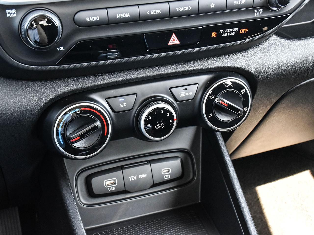 2025 Hyundai Venue Essential IVT w/Two-Tone demo used Photo