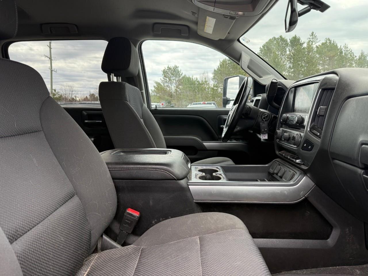 2019 Chevrolet SILVERADO 2500HD 4WD Crew Cab 153.7  LT Photo