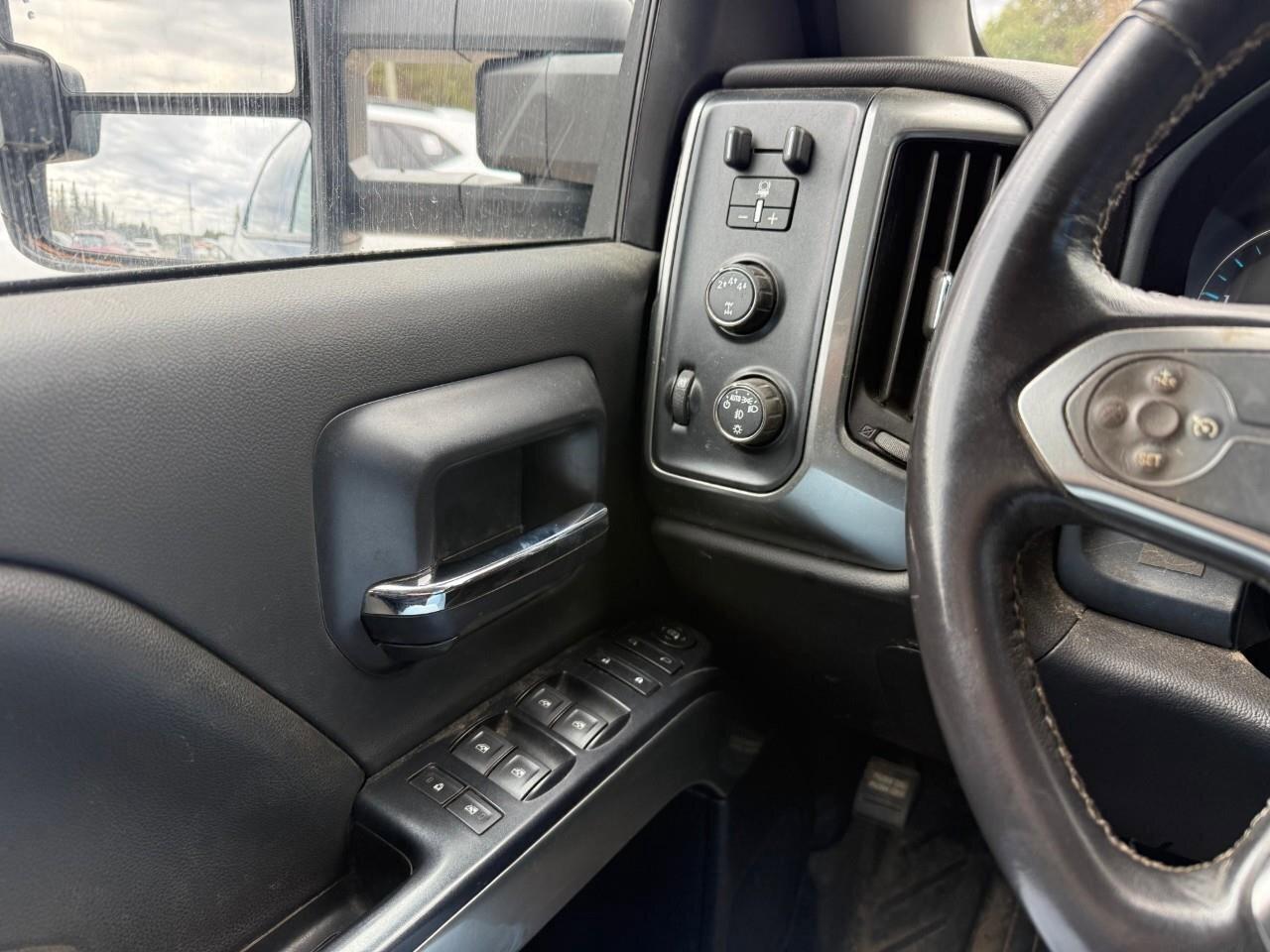 2019 Chevrolet SILVERADO 2500HD 4WD Crew Cab 153.7  LT Photo