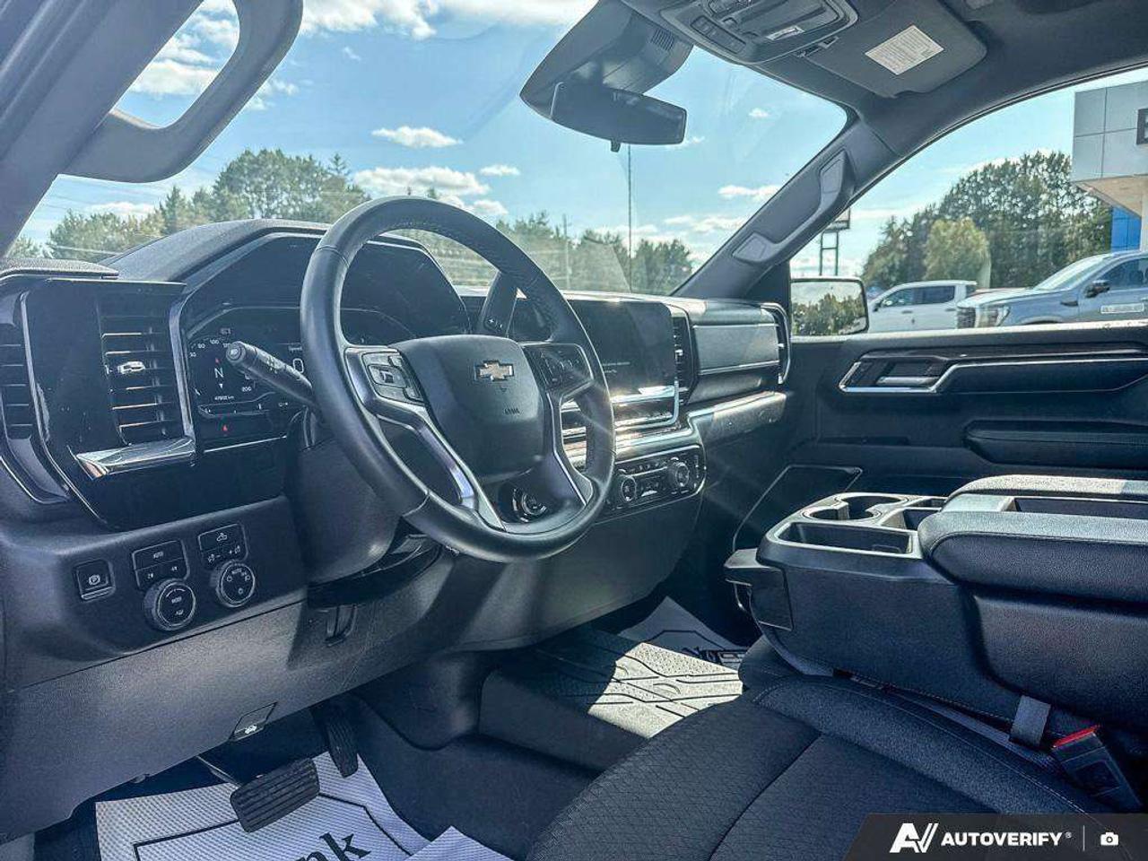 2024 Chevrolet Silverado 1500 LEASE RETURN. RUNNING BOARDS. TONNEAU COVER. TRAILERING PKG. Z71 OFF ROAD PKG. TRUE NORTH EDITION. Photo