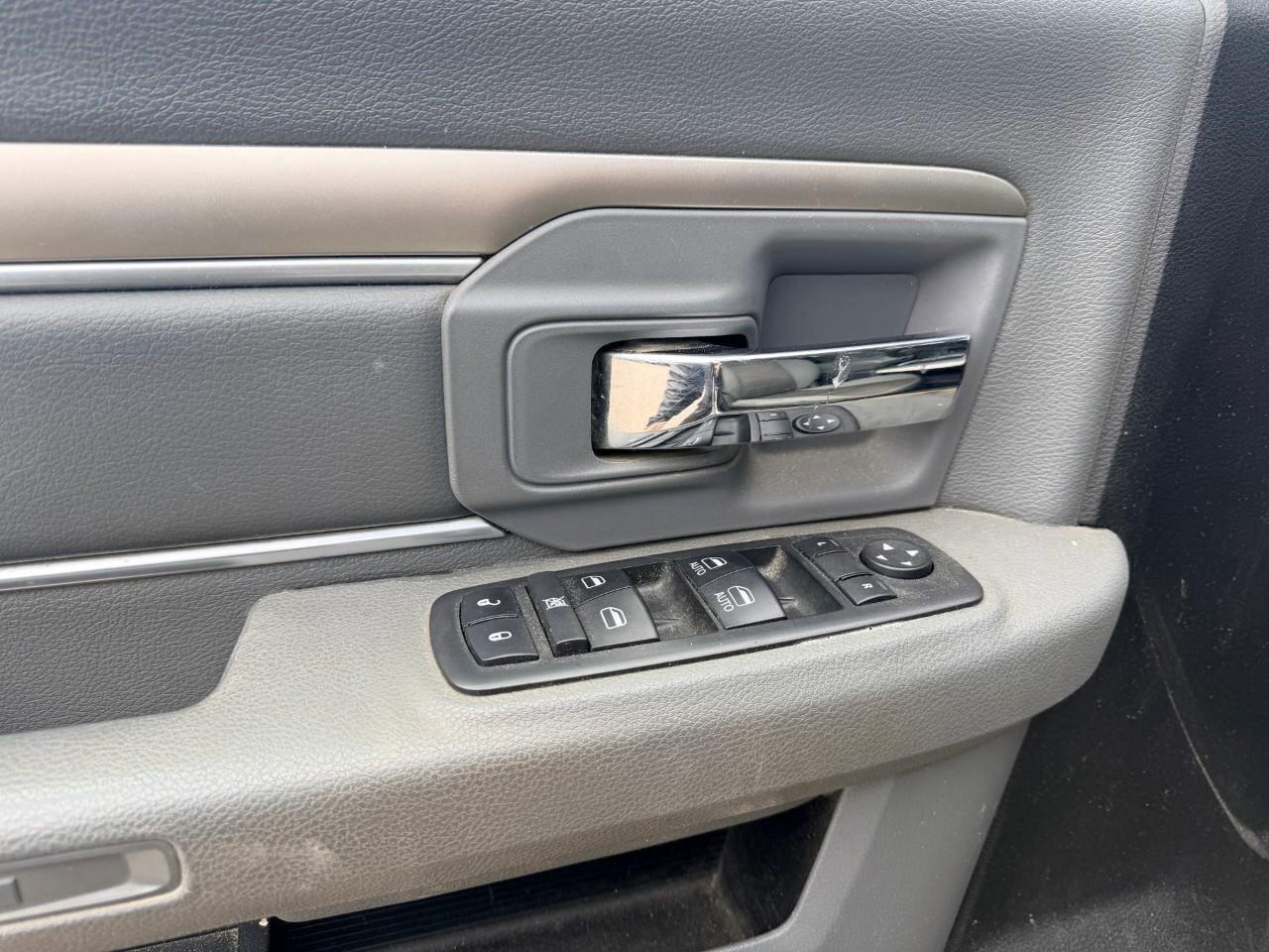 2017 RAM Ram 5500 Cab-Chassis SLTSLT, CASSIS, 6.4L HEMI V8, 4X4, CREW CAB, AS-TR Photo