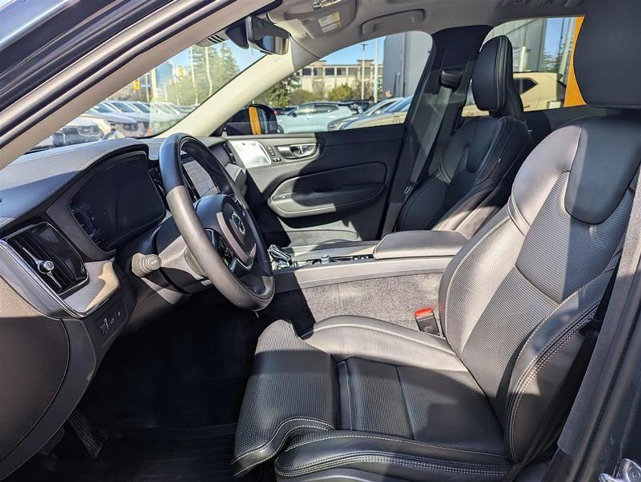 2022 Volvo XC60 T8 Inscription   B&W   Massage   AWD   Clean Photo