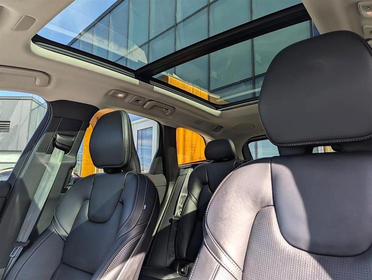 2022 Volvo XC60 T8 Inscription   B&W   Massage   AWD   Clean Photo