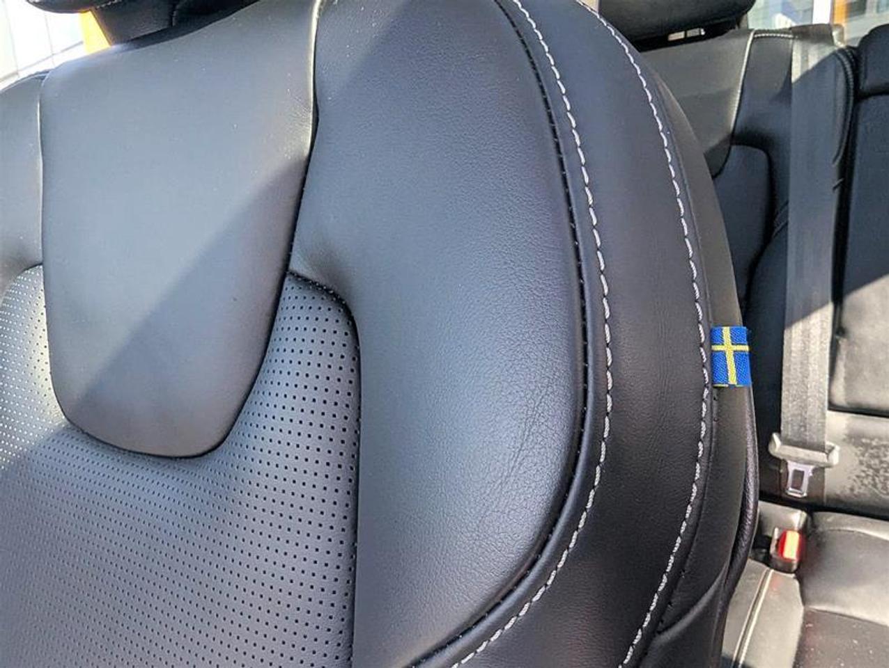 2022 Volvo XC60 T8 Inscription   B&W   Massage   AWD   Clean Photo
