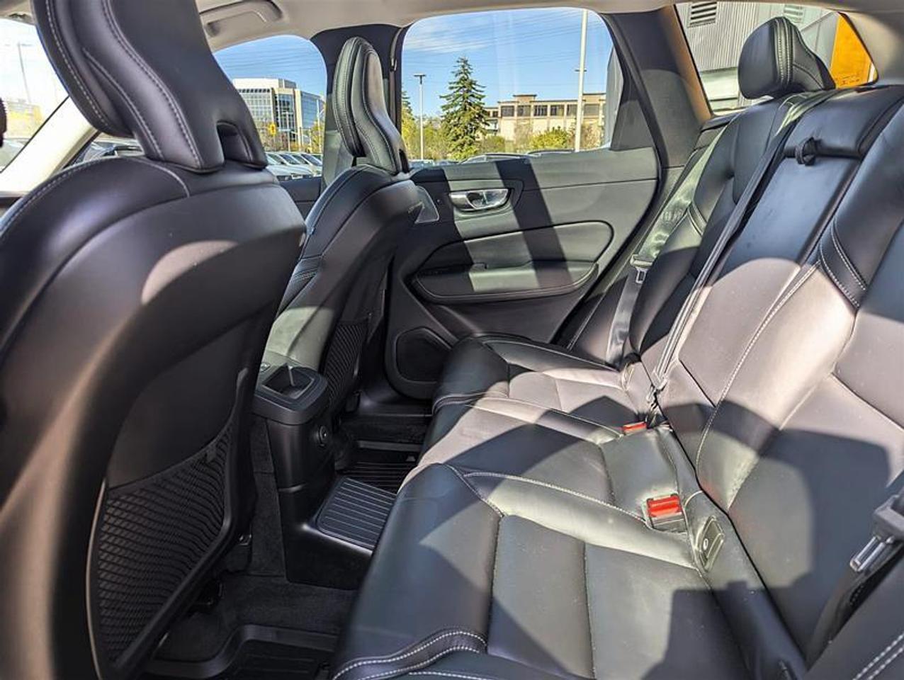 2022 Volvo XC60 T8 Inscription   B&W   Massage   AWD   Clean Photo