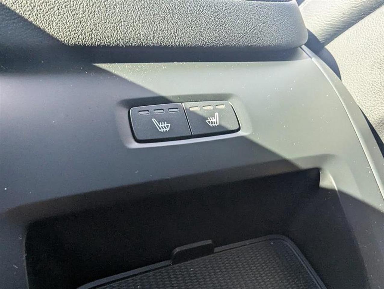 2022 Volvo XC60 T8 Inscription   B&W   Massage   AWD   Clean Photo