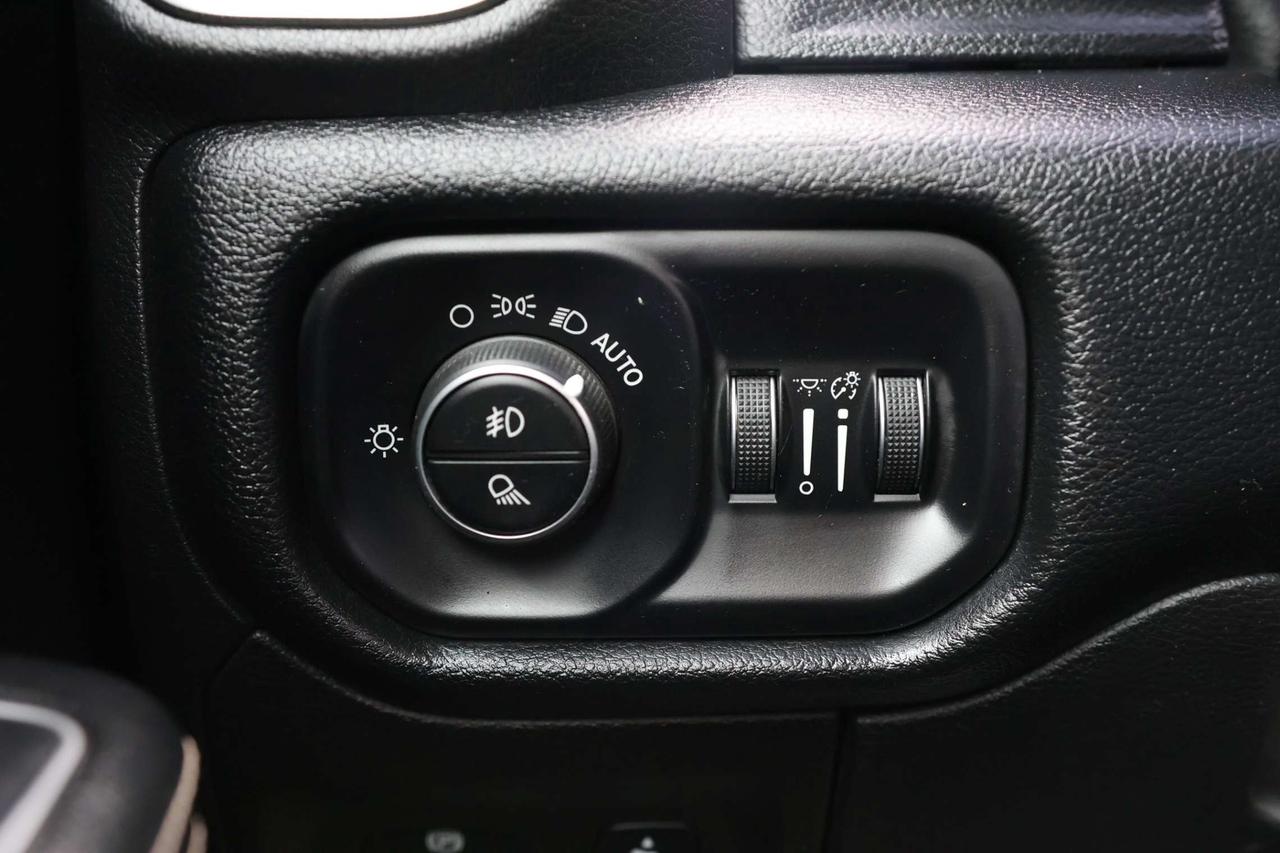 2019 RAM 1500 SPORT-5.7L HEMI-4WD-CREWCAB/R STARTER/BCAM/P SENSORS/LEATHER/P SEAT/H SEATS&STEERING/KEYLESS/CARPLAY Photo
