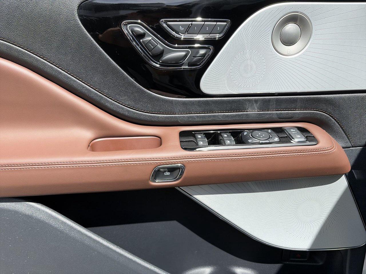 2025 Lincoln Aviator Reserve 201A Luxury Package Jet Appearance Package Photo