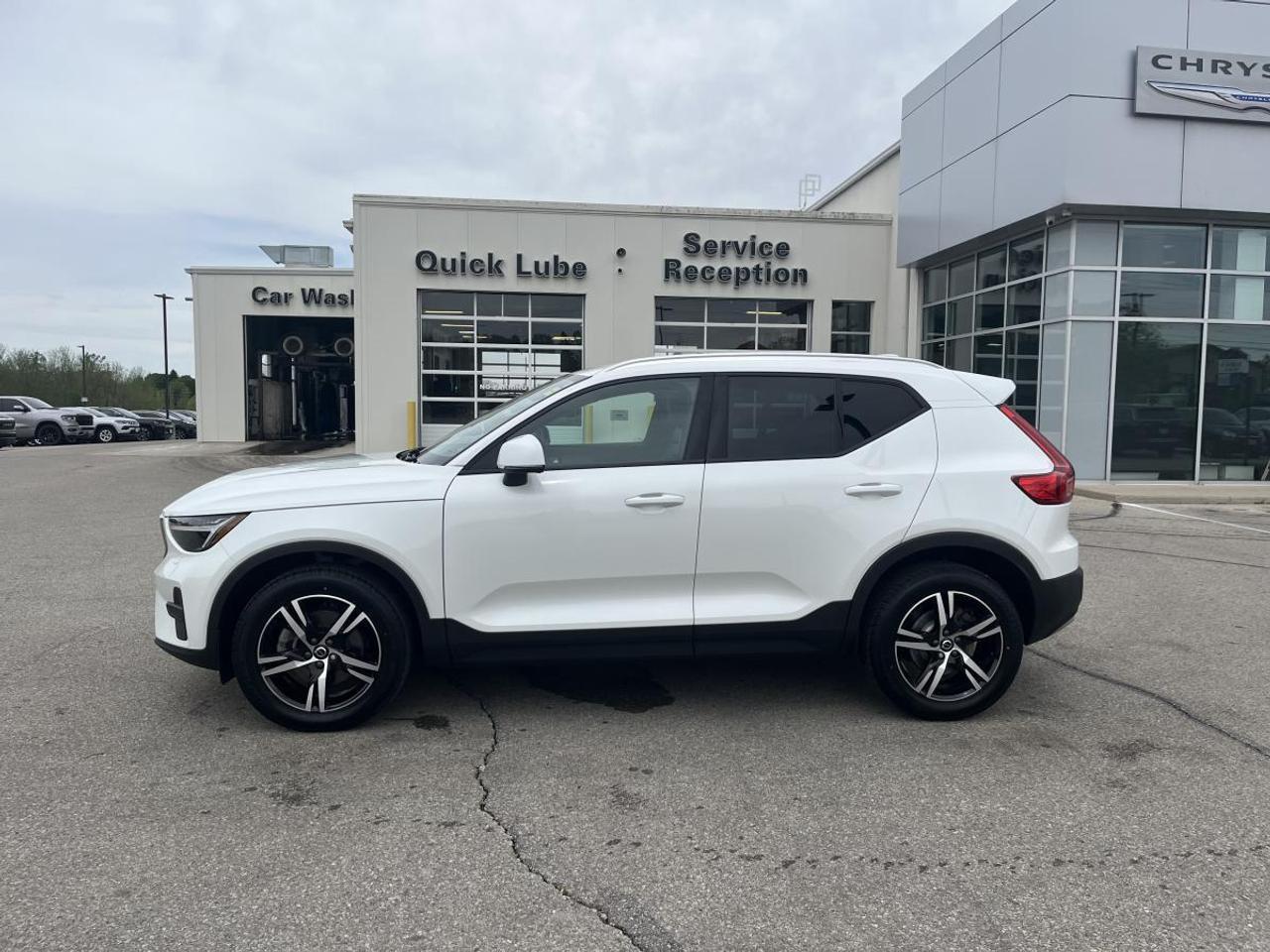 2023 Volvo XC40 B5 AWD Core Photo2
