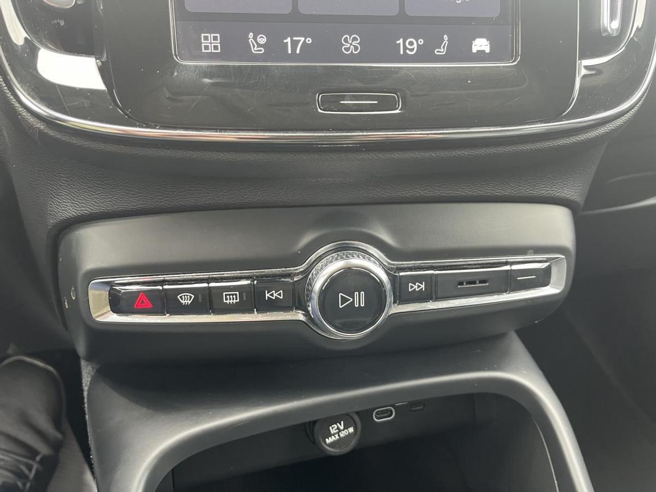 2023 Volvo XC40 B5 AWD Core Photo
