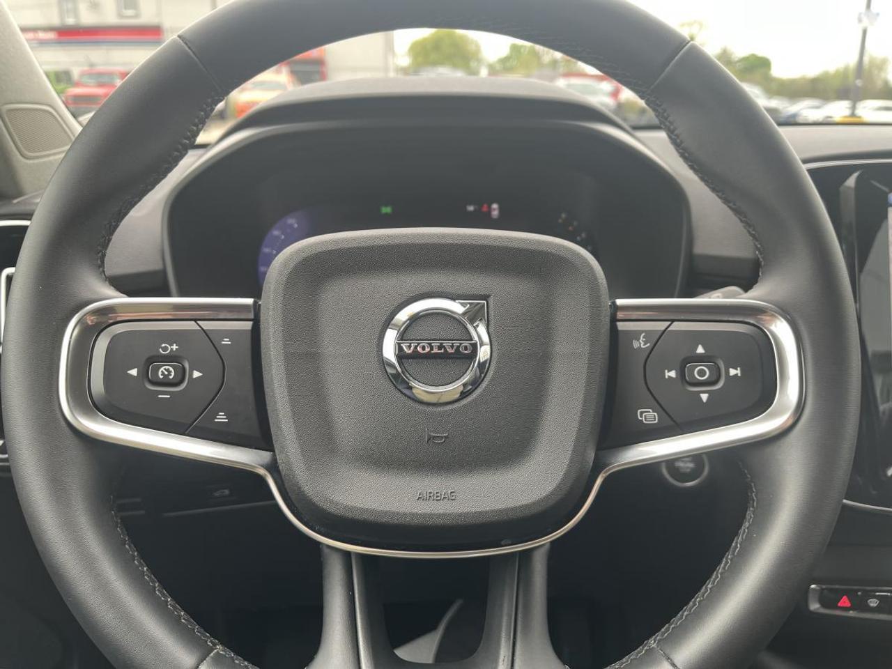 2023 Volvo XC40 B5 AWD Core Photo