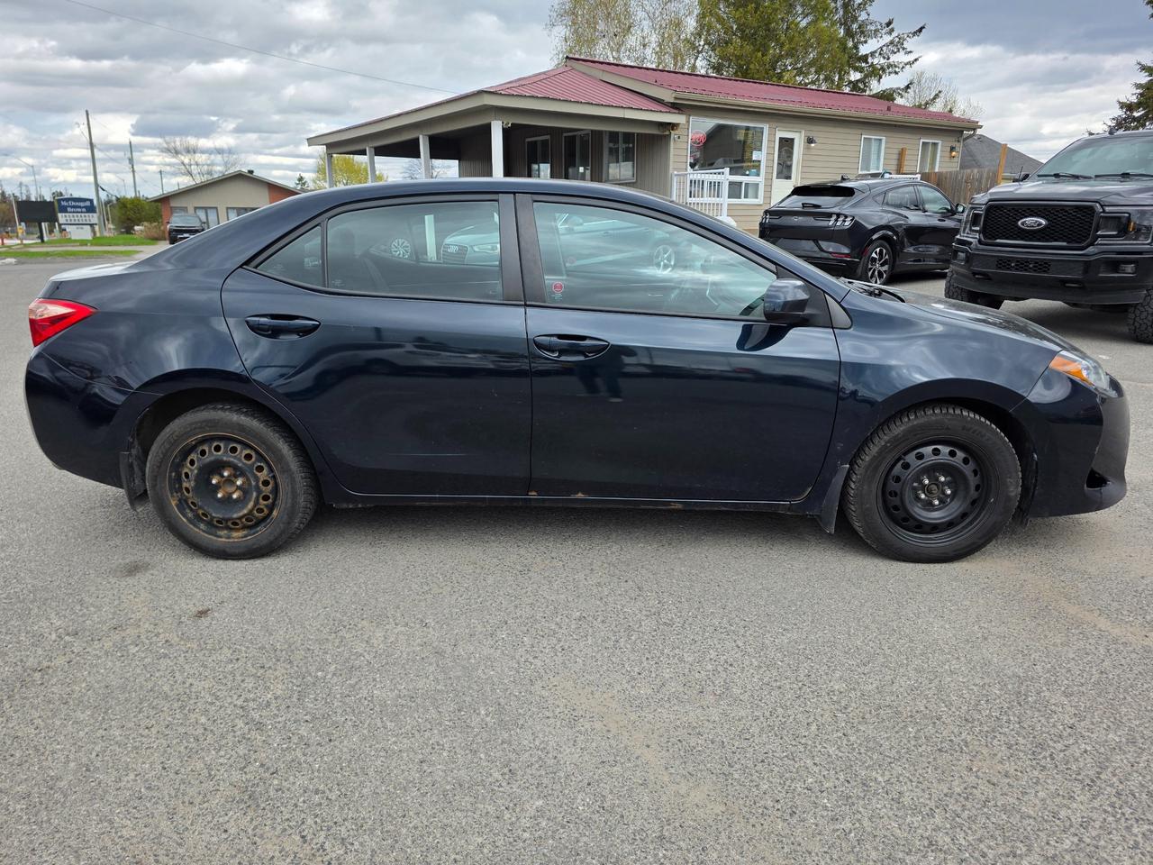 2017 Toyota Corolla LE (CVT) 4dr Sedan Photo4