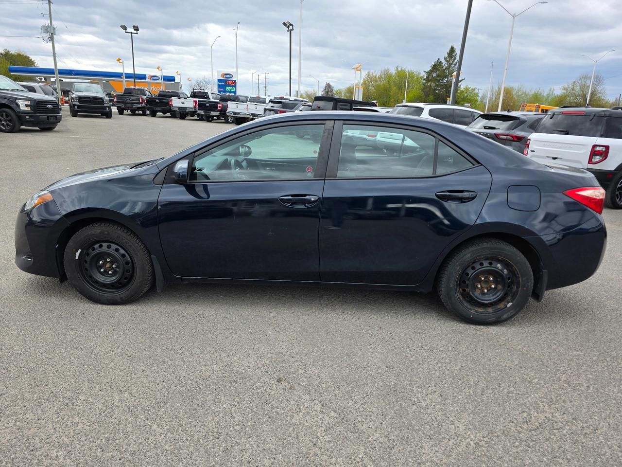 2017 Toyota Corolla LE (CVT) 4dr Sedan Photo3