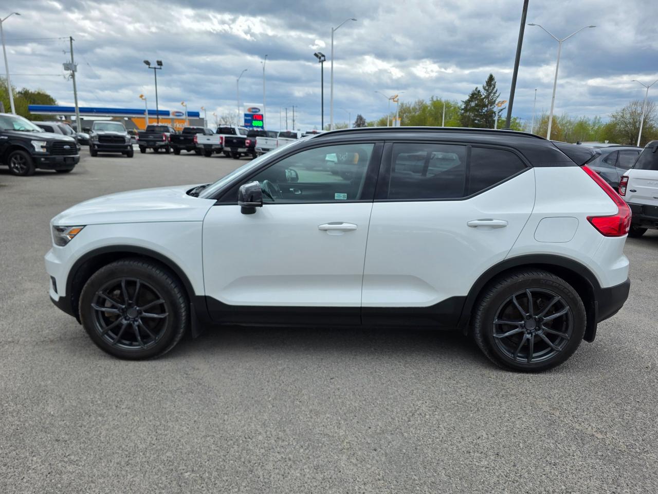 2021 Volvo XC40 Recharge Pure Electric P8 4dr All-Wheel Drive Photo3