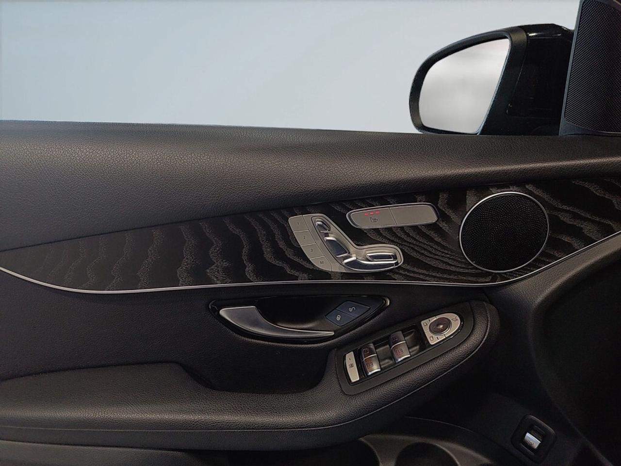 2018 Mercedes-Benz GLC-Class 4MATIC AWD   Low KM   Black on Black   Power Liftg Photo