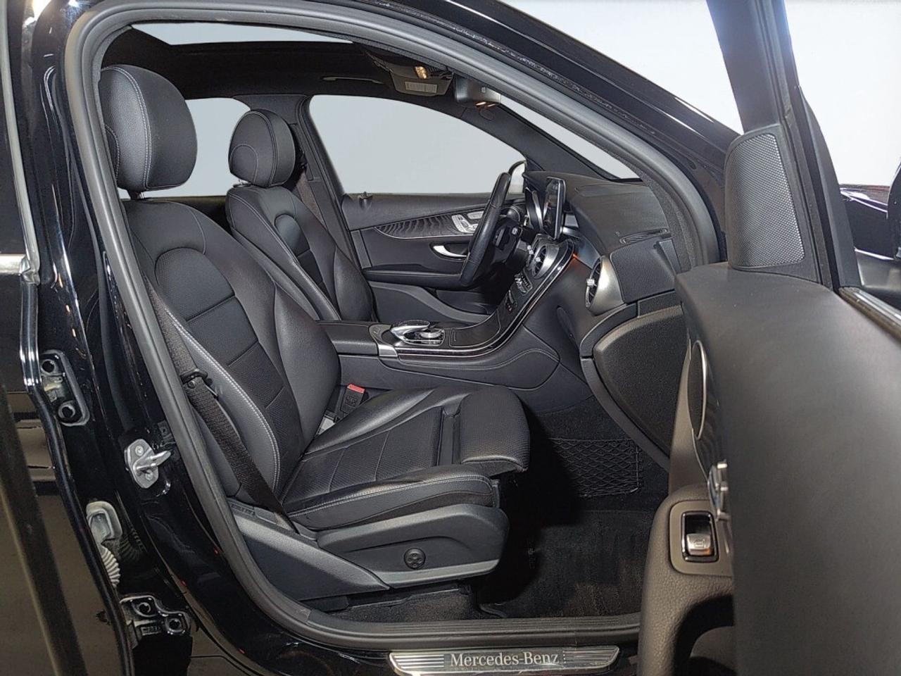 2018 Mercedes-Benz GLC-Class 4MATIC AWD   Low KM   Black on Black   Power Liftg Photo