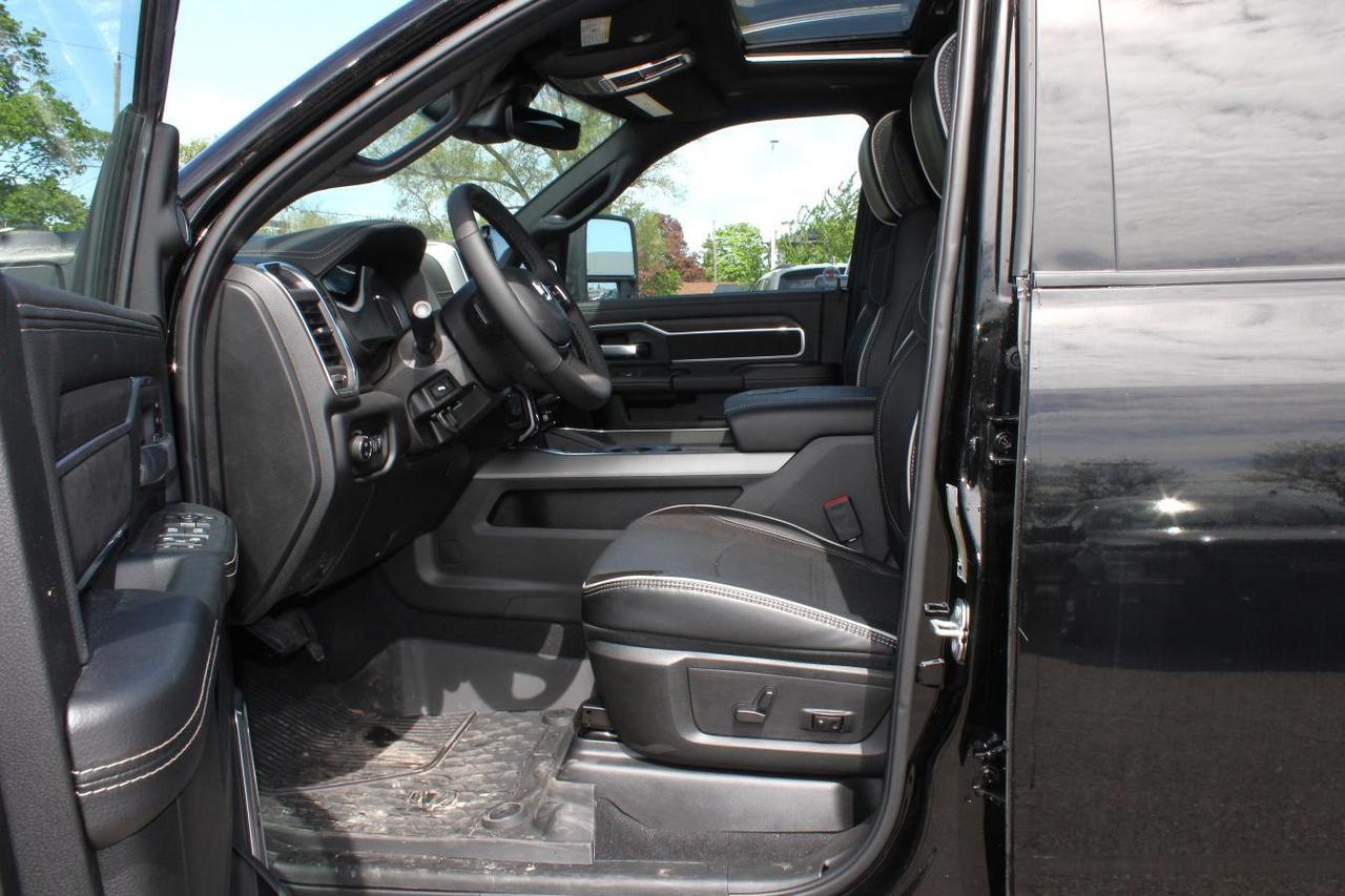 2025 RAM 2500 Laramie Crew Cab Night Edition 4x4  Gps SiriusXM B Photo