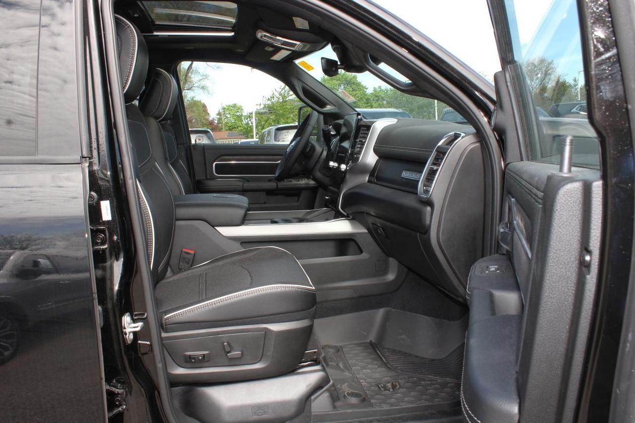 2025 RAM 2500 Laramie Crew Cab Night Edition 4x4  Gps SiriusXM B Photo