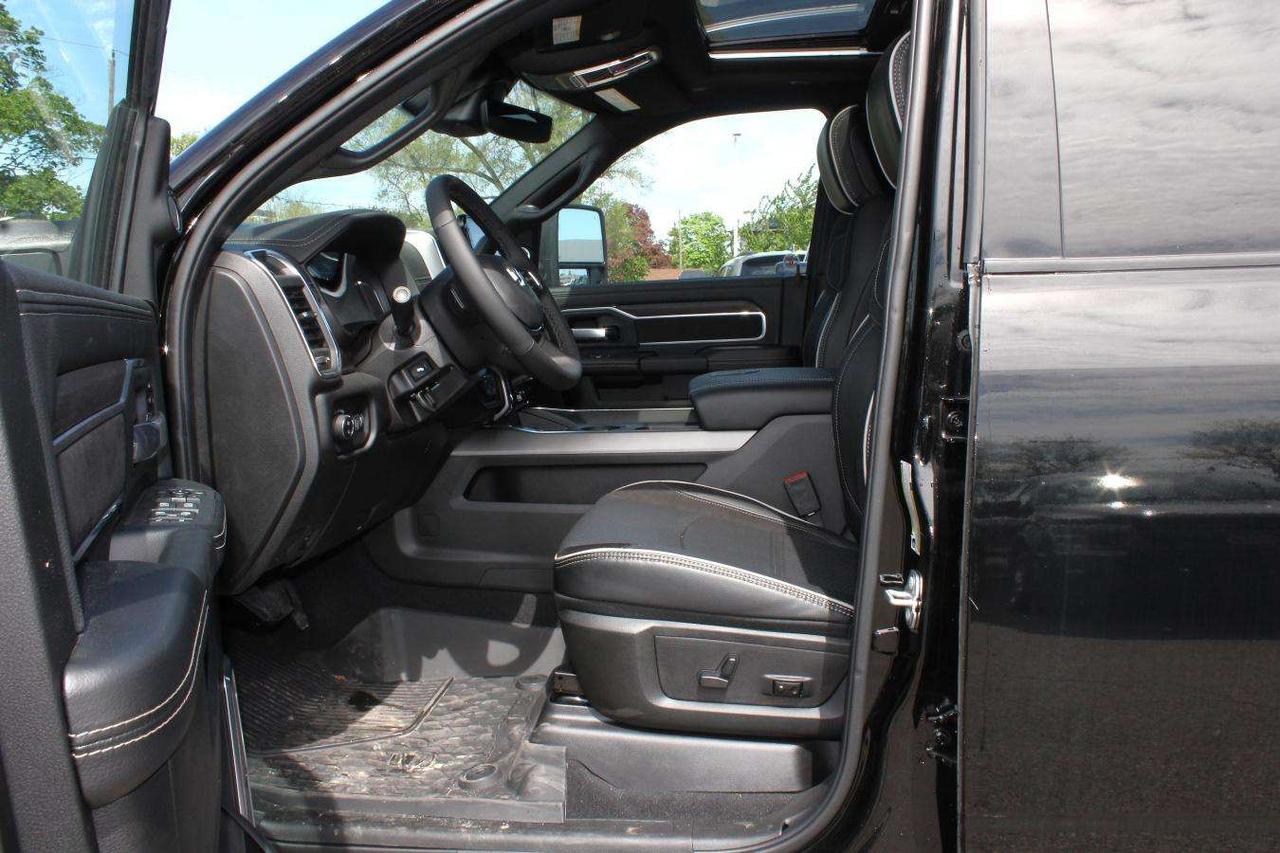 2025 RAM 2500 Laramie Crew Cab Night Edition 4x4  Gps SiriusXM B Photo